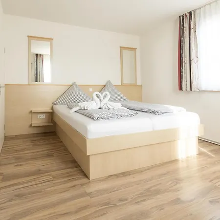 Traube, Ludwigshafen, Bodensee, Seenah Gelegen Couette-café 2*